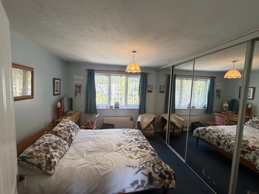 Lot: 131 - TWO-BEDROOM HOUSE FOR INVESTMENT OR OCCUPATION - Main bedroom located at front of property